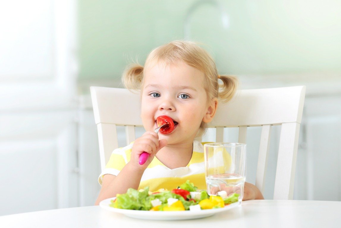 Anak mengonsumsi makanan segar